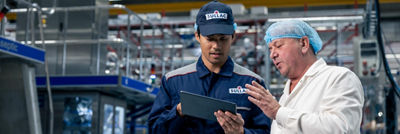 Tetra Pak Mitarbeiter besprechen etwas in Fabrik